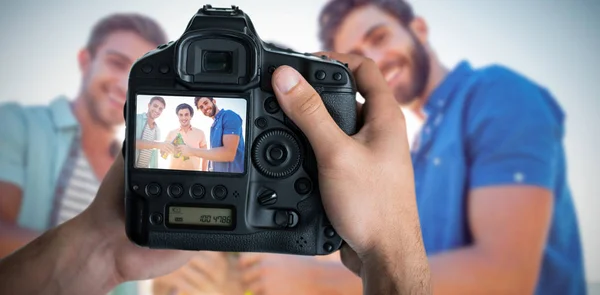 Fotocamera amici con bevande in spiaggia sullo schermo — Foto Stock