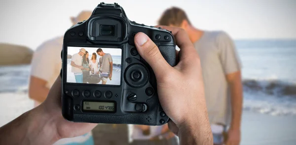 Fotocamera con gli amici divertirsi e bere — Foto Stock