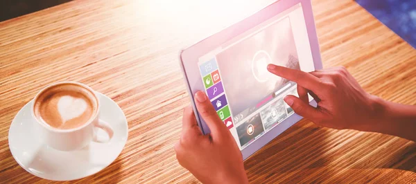 Vrouw met behulp van digitale tablet met scherm aan tafel in café — Stockfoto