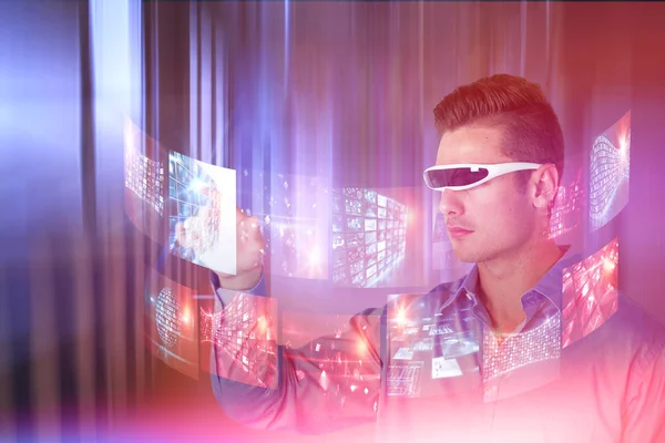 Junger Mann zeigt mit virtueller Videobrille — Stockfoto