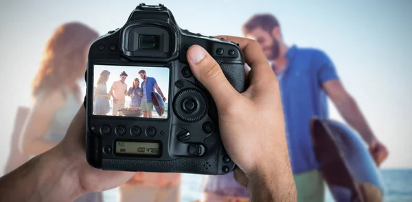 Fotocamera con gli amici che fanno festa in spiaggia sullo schermo — Foto Stock