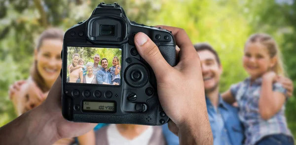 Camera met grote en gelukkige familie op scherm — Stockfoto