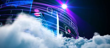 Mor ışık ışınları karşı fırtına bulutları