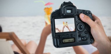 fotoğraf makinesi ekranında Plajı'nda kokteyller sahip çift ile