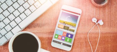 Kahve ve beyaz smartphone ile kulaklıklar