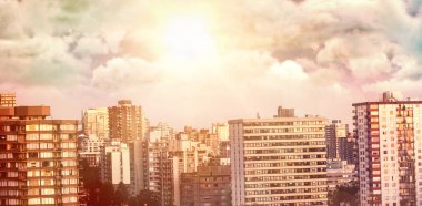 bulutlu gökyüzü karşı görünümünü