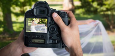 Bileşik görüntü kamera tutan eller kırpılmış görüntü 