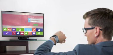 Akıllı saatini kontrol işadamı arkadan görünüş