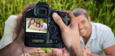 fotoğraf makinesi ekranında büyük aile ile