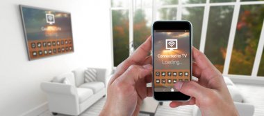 Akıllı telefon tutan bir kadın.