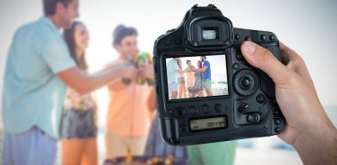 ekranda plajda arkadaşlarıyla kamera tutarak fotoğrafçı 