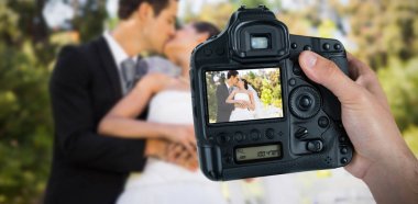 Bileşik görüntü kırpılmış el kamera tutarak fotoğrafçı 