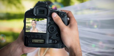 Bileşik görüntü kamera tutan eller kırpılmış görüntü 