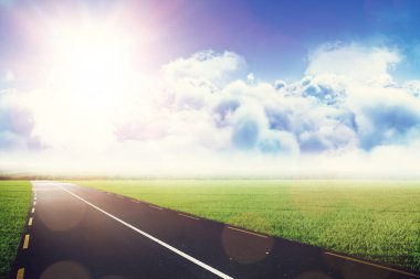 Bulutlar mavi gökyüzüne karşı