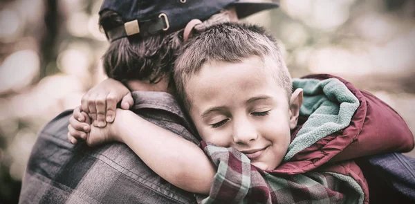 Padre e hijo abrazándose en el bosque —  Fotos de Stock