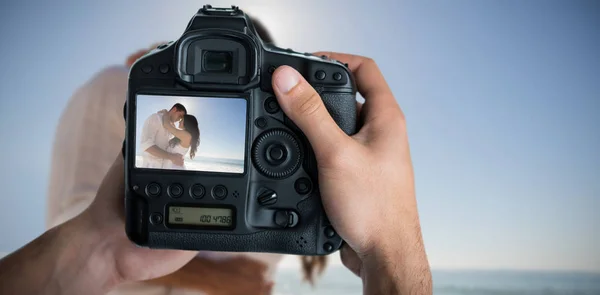 Fotocamera con bella coppia in spiaggia sullo schermo — Foto Stock