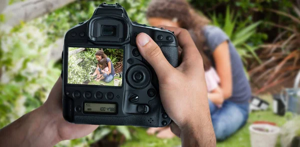 Mujer con hija en el jardín — Foto de Stock