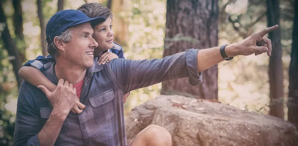 Vader tonen iets aan nieuwsgierig jongen — Stockfoto