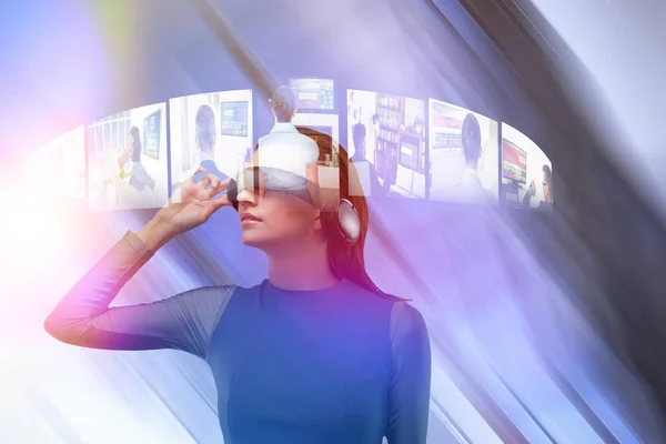 Mujer Que Usa Vidrio Realidad Virtual Contra Vista Ángulo Bajo — Foto de Stock