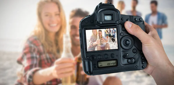 Fotógrafo celebración de la cámara con amigos divertirse y bebidas — Foto de Stock