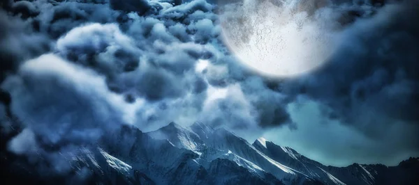 Gewitterwolken gegen verschneiten Berg — Stockfoto