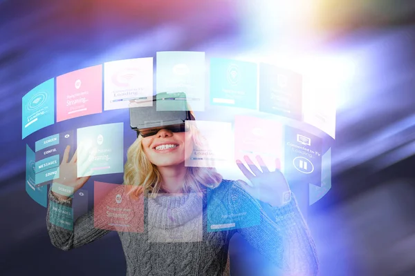 Joyeuse jeune femme en utilisant la réalité casque virtuel — Photo