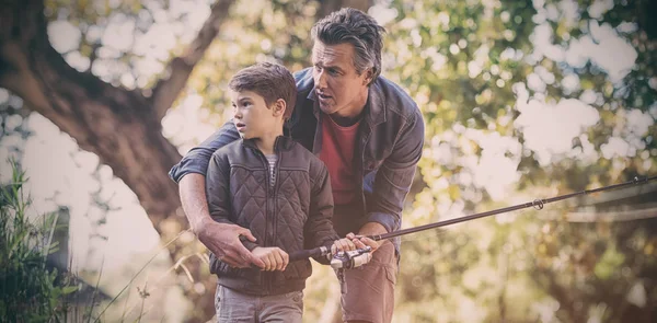 Vader en zoon vissen in bos — Stockfoto