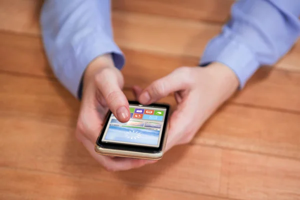 Affärskvinna textmeddelanden medan du håller mobiltelefon — Stockfoto