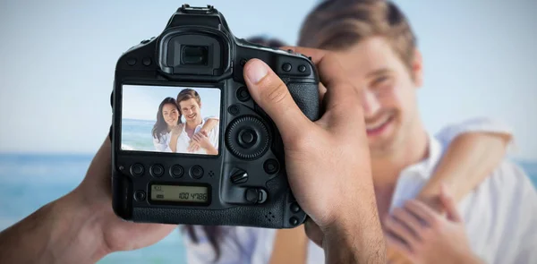 Fotografo che tiene la fotocamera con bella coppia sullo schermo — Foto Stock