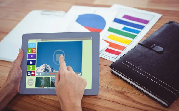 Hipster vrouw met behulp van Tablet PC — Stockfoto