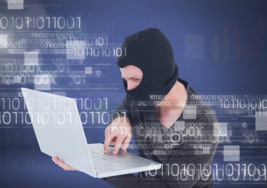 Hacker ile bir dizüstü bilgisayar kullanarak kukuleta 