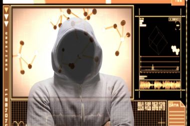 Çapraz kol ile ayakta hacker 