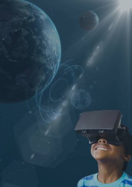 Gezegenler ve işaret fişekleri ile mavi arka plan karşı 3d gezegeni isteyen Vr kulaklık mutlu çocuk