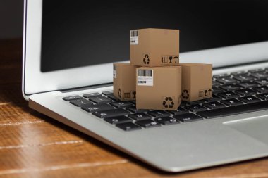 Bileşik 3d görüntü yığınının, kahverengi karton kutu