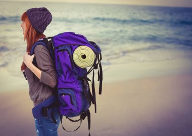 Bin yıllık backpacker bulanık sahilde