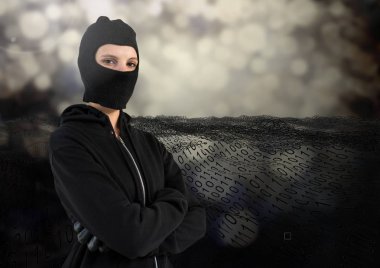 Kadın hacker hood ve kolları ile geçti 