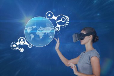 Vr kulaklık arabirimi fişekleri ile mavi arka plan karşı dokunmadan kadında