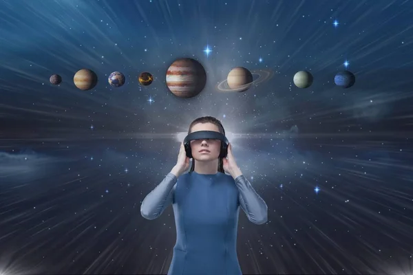 Vr kulaklık parlama ile mavi gökyüzü karşı 3d gezegenler isteyen kadın — Stok fotoğraf
