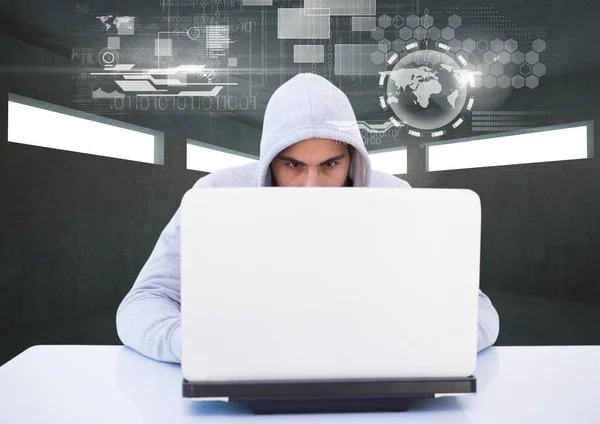 Hacker met behulp van een Laptop — Stockfoto