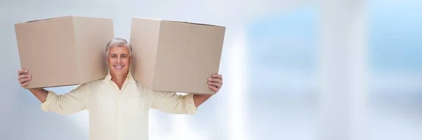Homem segurando caixas na frente de fundo borrado e espaço de cópia — Fotografia de Stock