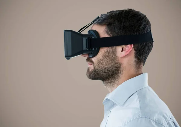 Homem em fone de ouvido de realidade virtual — Fotografia de Stock