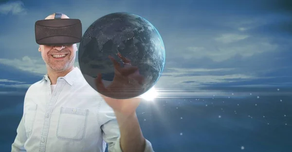 Gelukkig man in Vr 3d planeet aanraken — Stockfoto