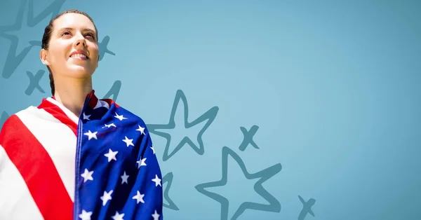 Vrouw gewikkeld in Amerikaanse vlag — Stockfoto