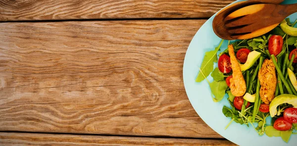 갈색 나무 테이블에 파란색 접시에 신선한 샐러드 — 스톡 사진