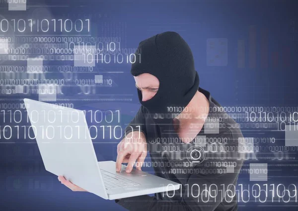 Хакер з капюшоном за допомогою ноутбука — стокове фото
