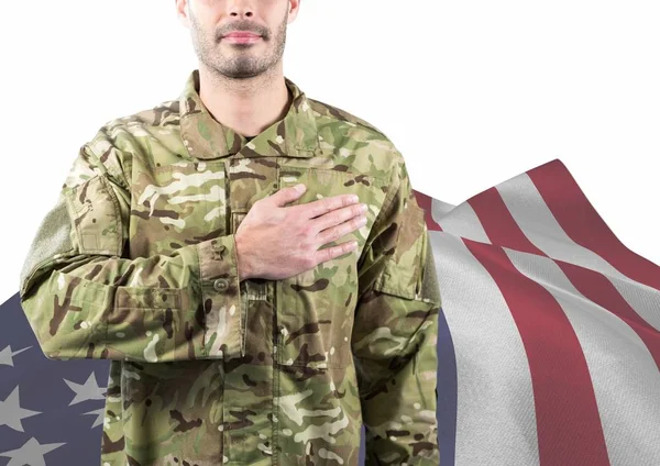Soldat med handen på hjärtat — Stockfoto