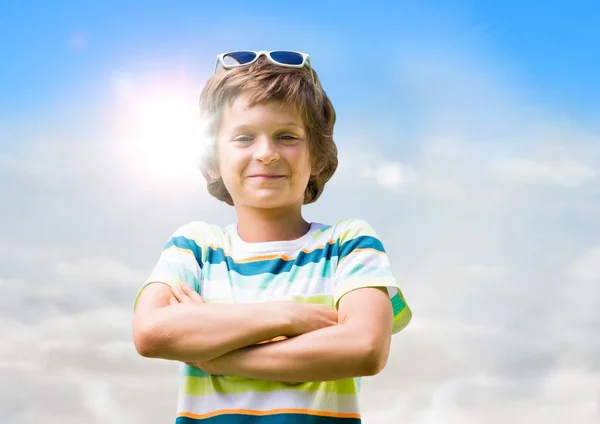 Menino em óculos de sol braços dobrados — Fotografia de Stock
