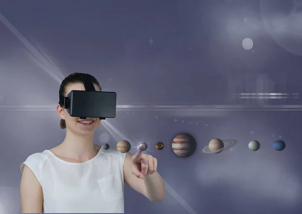 紫の背景にフレアと 3 d の惑星に触れる Vr ヘッドセットの女性 — ストック写真