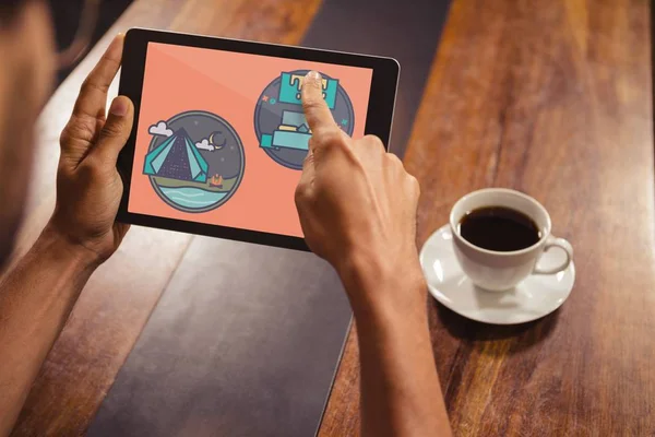 タブレットを保持している人は画面上のアイコンを旅行します。 — ストック写真
