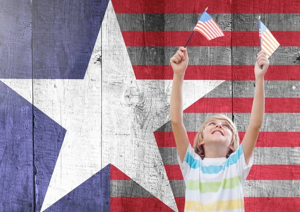 Sonriente niño sosteniendo banderas americanas — Foto de Stock